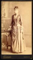 cca 1890 Hölgy egészalakos portréja, kabinetfotó Kozmata Ferenc cs. és kir. udvari fényképész budape...