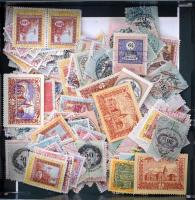 1868-1943 500 db régi okmánybélyeg ömlesztve bonbonos dobozban