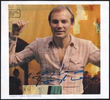 Klaus Maria Brandauer (1943-) Golden Globe-díjas osztrák színész, rendező aláírása őt ábrázoló kivág...