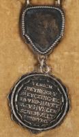 cca 19. sz. Einczinger családi ezüst (Ag) tisztilánc, jelzés nélkül, dísztokban, h: 15 cm, bruttó 38...