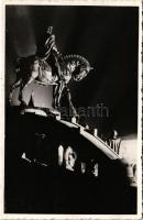 1943 Kolozsvár, Cluj; Mátyás király szobor este. A képeslap címzettje Dr. Szabó Zoltán botanikus (18...