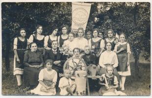 1923 Balatonlelle, Magyar Asszonyok Nemzeti Szövetsége csoportképe, zászló. Szitovszky Jánosné photo...
