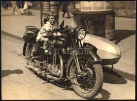 cca 1940 Kisgyermek AJS oldalkocsis motorkerékpáron, fotó, jelzés nélkül, hátoldalán ragasztás nyoma...