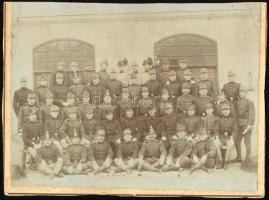 cca 1910 Katonai csoportkép (köztük tüzérek, tábori vadászok), nagyméretű fotó, sérült kartonon, 17x...