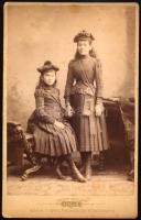 cca 1880-1890 Czullik lányok, Czullik Betti és Inez, a Liechtenstein hercegi kertek igazgatója lánya...