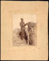 cca 1900 Habsburg-Tescheni Frigyes főherceg vadászruhában, puskával, kartonra kasírozott fotó, a kar...
