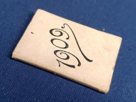 Tárcza-naptár az 1909. évre. [Miniatűr kötet.]
[Budapest], [1908]. Nyomda nélkül. [60] p. Miniatűr ...