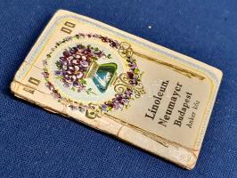 Tárcanaptár az 1913-ik évre. [Miniatűr kötet.]
Budapest, [1912]. Neumayer Lipót Linóleum-áruháza [n...