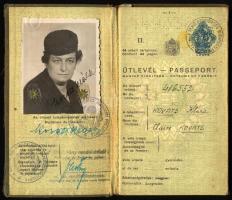1943 Bp., a Magyar Királyság által kiállított fényképes útlevél, csehszlovák vízumokkal, kissé visel...