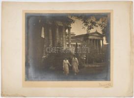 cca 1915 Kankovszky Ervin (1884-1945): Hölgyek a budapesti Szépművészeti Múzeum épületénél, nagymére...