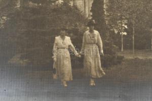 cca 1915 Kankovszky Ervin (1884-1945): Hölgyek a budapesti Szépművészeti Múzeum épületénél, nagymére...