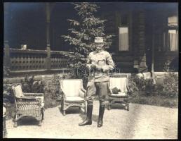 cca 1916 IV. Károly osztrák-magyar uralkodó katonai egyenruhában cigarettázik egy vadászház előtt, f...