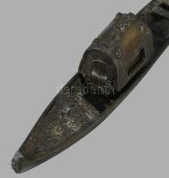 Bronz keleti füstölőtartó, vietnámi csónak forma. A kabin, mint csillapító, levehető XX. sz. eleje. ...