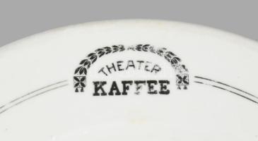 Theater Kaffe - feliratos Victoria porcelán tányér, kis kopással d: 24 cm