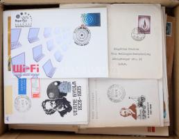 Modern küldemény tétel, kb 200 db levél, közte FDC, ajánlott, alkalmi bélyegzések, teljes sorok, blo...