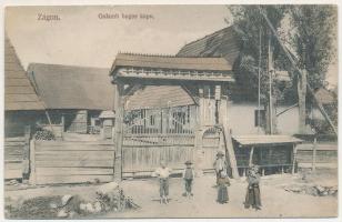 1912 Zágon, Zagon; Galamb búgós kapu, Székelykapu gyerekekkel. Szőts Albert felvételei nyomán Divald...