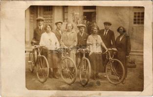 Kerékpáros társaság / group with bicycles. photo (EB)