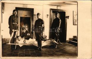 Első világháborús osztrák-magyar katonák sebesülttel, kórházban, Vöröskereszt karszalaggal / WWI Aus...