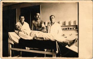 Első világháborús osztrák-magyar sebesült katona, ápoló, orvos, kórházban / WWI Austro-Hungarian K.u...
