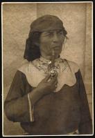cca 1930 Pipázó cigányasszony, fotó, Inkey Tibor (1908-1998) pecséttel jelzett felvétele, 17x11,5 cm
