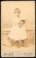 cca 1880 Kislány, kezében kiscicával, vizitkártya Goszleth István budapesti műterméből, 11x7 cm