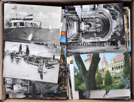 Kb. 1700 db MODERN képeslap egy dobozban, főleg üdvözlőlapok / Cca. 1700 MODERN postcards in a box, ...