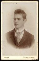 cca 1880-1890 Elegáns fiatalember portréja, vizitkártya Baker Alajos selmecbányai (Schemnitz, Banská...