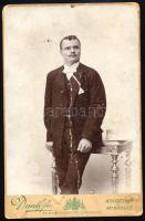 cca 1910 Elegáns úr portréja, kabinetfotó a Dunky fivérek (Kolozsvár és Miskolc) műterméből, díszes,...