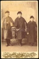cca 1900 Három fiú kabátban és sapkában, tankönyvekkel, kabinetfotó Vogel Dániel rozsnyói (Rožňava) ...