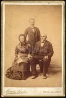 cca 1890 Férfi idős szüleivel, kabinetfotó Mayer Sándor érsekújvári műterméből, 16x11 cm