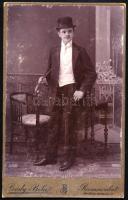 cca 1910 Elegáns fiatalember sétabottal, kabinetfotó Bódy Béla rimaszombati (Rimavská Sobota) műterm...