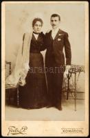 1899 Fiatal házaspár portréja, kabinetfotó Fritz P. (Mager Ottó utóda) komáromi (Komorn, Komárno) mű...