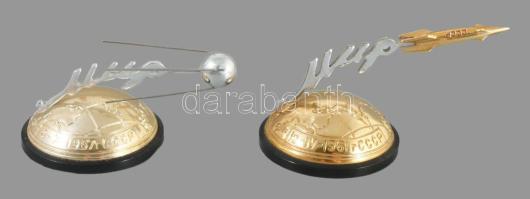 ca 1960 2 db MIR feliratos szputnyikot, űrrakétát ábrázoló fém asztali dísz. kb 9 cm 

ca 1960 2 m...