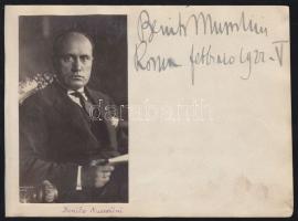 1932 Benito Mussolini eredeti fotója és saját kezű aláírása lapon / Original photo and autograph signature of Benito Mussolini