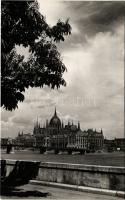 1956 Budapest, Kossuth híd, Országház, Parlament. Képzőművészeti Alap Kiadóvállalat, MTI Foto Seidne...