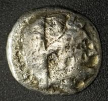 Kelták Kr.e. 300-200 k. Ag érme (4,66g) T:F,VG
Celts cca 300-200 BC Ag coin (4,66g) C:F,VG