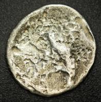 Kelták Kr.e. 300-200 k. Ag érme (4,66g) T:F,VG
Celts cca 300-200 BC Ag coin (4,66g) C:F,VG