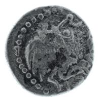 Kelták Kr.e. 300-200 k. Drachma Ag (2,11g) T:VF
Celts cca. 300-200 BC Drachma Ag "Stylized hea...