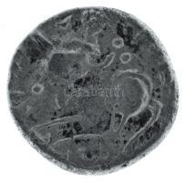 Kelták Kr.e. 300-200 k. Drachma Ag (2,11g) T:VF
Celts cca. 300-200 BC Drachma Ag "Stylized hea...