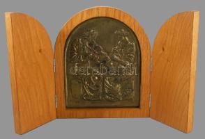 Szabolcs Péter (1942-): Zenélők. Bronz plakett, fa tartóban, 19,5x16 cm