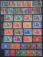 Magyar és osztrák bélyegek, kevés Fiume az 1920-as, 30-as és 40-es évekből, 8 lapos A4-es berakóban