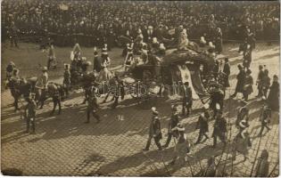 1906 Budapest, Rákóczi és bujdosók hamvainak hazahozatala, főurak felvonulása díszmagyar öltözetben,...