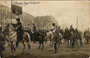 1906 Budapest, Rákóczi és bujdosók hamvainak hazahozatala, főurak felvonulása díszmagyar öltözetben,...