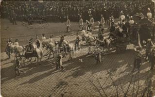 1906 Budapest, Rákóczi és bujdosók hamvainak hazahozatala, főurak felvonulása díszmagyar öltözetben,...