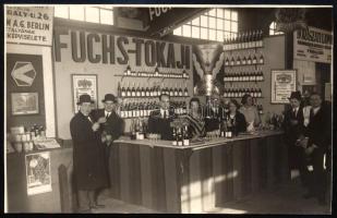 1925 A tolcsvai Fuchs család termékbemutató pavilonja, borászati kiállításon. " Tokaji a borok ...