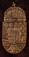 Bronz magyar címer, bársonyborítású fa alapon, 16x8 cm, 25x18 cm