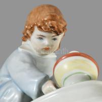 Zsolnay búgócsigás lány Terv: Sinkó. Kézzel festett, jelzett, 16x12 cm