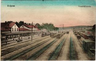 Zólyom, Zvolen; Vasútállomás vonatokkal. Vasúti levelezőlapárusítás 351. / railway station