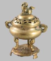 Kínai bronz füstölőtartó, foo kutya fogóval, talapzaton, kis gyári anyaghibával, m: 24,5 cm