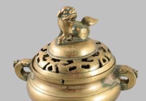 Kínai bronz füstölőtartó, foo kutya fogóval, talapzaton, kis gyári anyaghibával, m: 24,5 cm